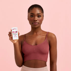 Déodorant Schmidt's Rose & Vanille avec ingrédients naturels en arrière-plan