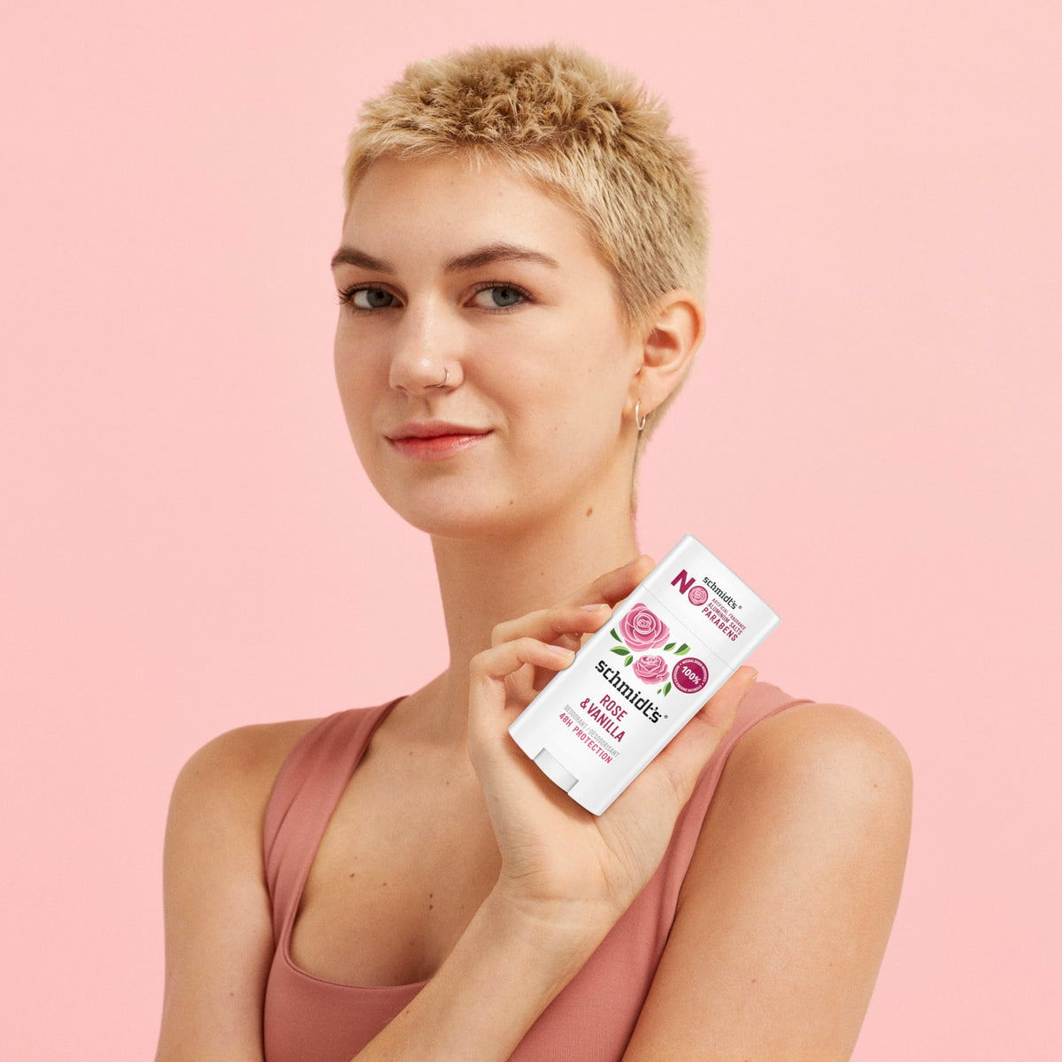 Déodorant Schmidt's Rose & Vanille dans un environnement de salle de bain