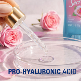 Déodorant Secret entouré de fleurs roses, évoquant son parfum délicat