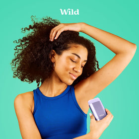 Déodorant Wild en utilisation, application sur la peau
