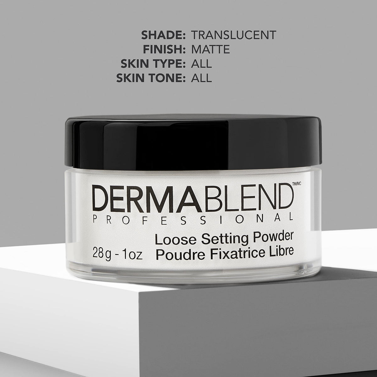 Dermablend Poudre Fixante Libre Translucide sur une table avec accessoires de maquillage