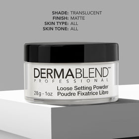 Dermablend Poudre Fixante Libre Translucide sur une table avec accessoires de maquillage