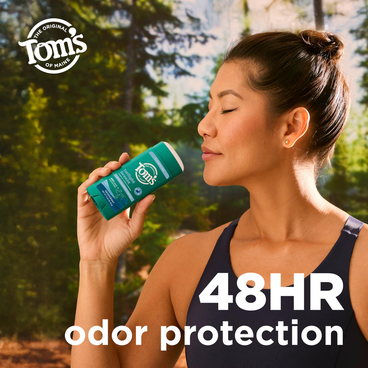 Détail de l'application du déodorant Tom's of Maine sur la peau