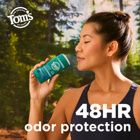 Détail de l'application du déodorant Tom's of Maine sur la peau