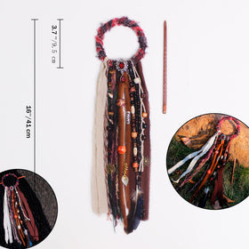 Détail de l'élastique pour dreadlocks avec perles et tissus, couleur rouge