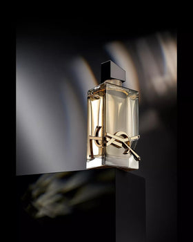 Détail de l'essence de lavande sur le flacon d'Eau de Parfum