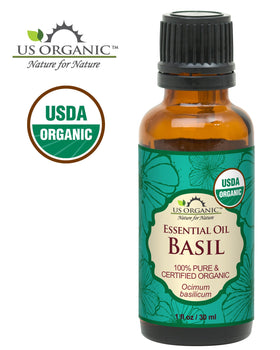 Détail de l'huile essentielle de basilic US Organic sur une surface en bois