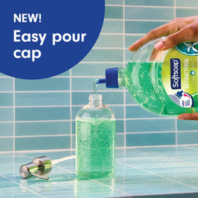 Détail de la bouteille de recharge Softsoap avec bouchon