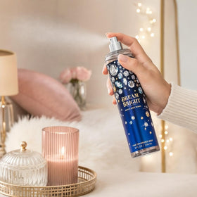 Détail de la brume parfumée Bath & Body Works Dream Bright avec vaporisateur