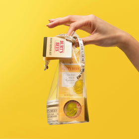 Détail de la crème pour les mains au lait d'amande Burt's Bees