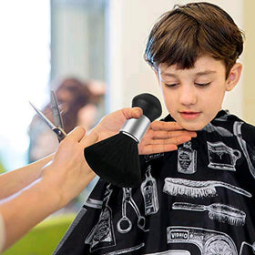 Détail de la fermeture ajustable sur la cape de coiffeur