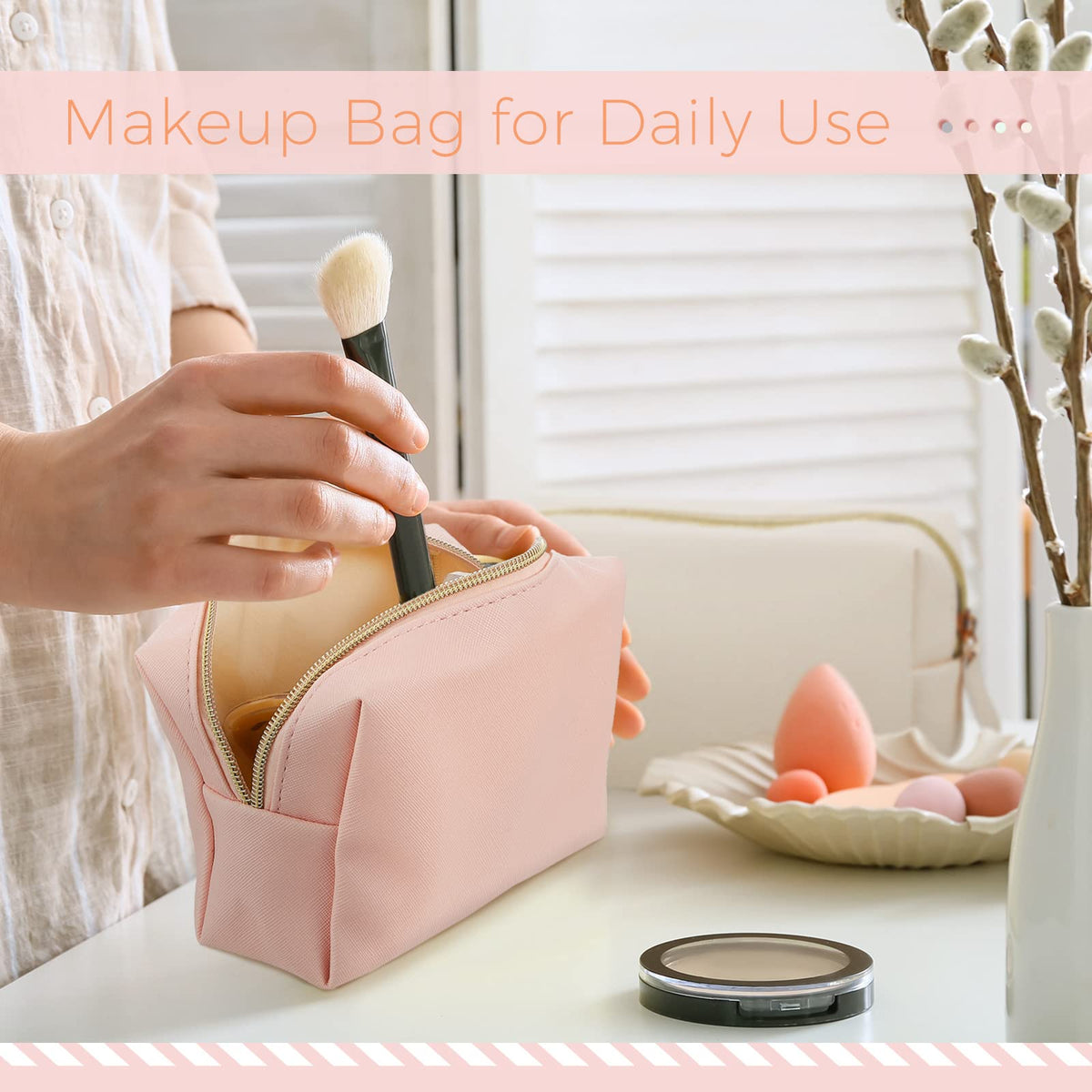 Détail de la fermeture éclair dorée de la trousse de maquillage Dunzy