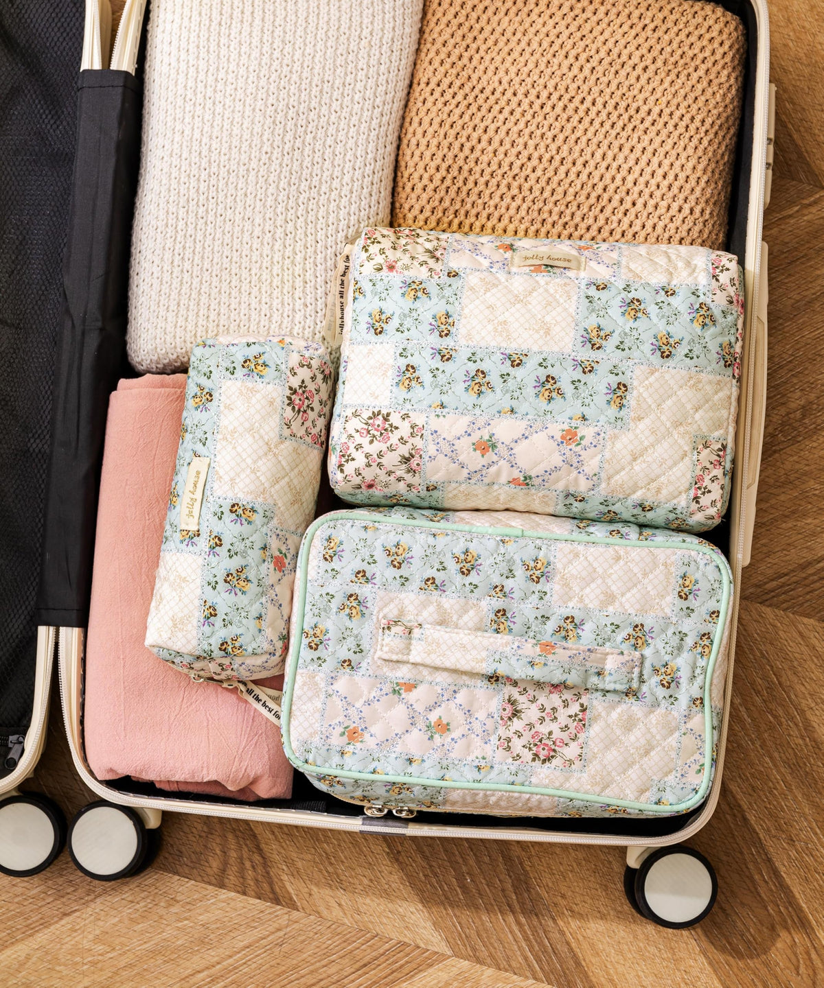Détail de la fermeture éclair dorée sur la trousse de maquillage HBselect