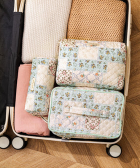 Détail de la fermeture éclair dorée sur la trousse de maquillage HBselect
