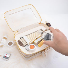 Détail de la fermeture éclair en métal de la trousse Aveniee