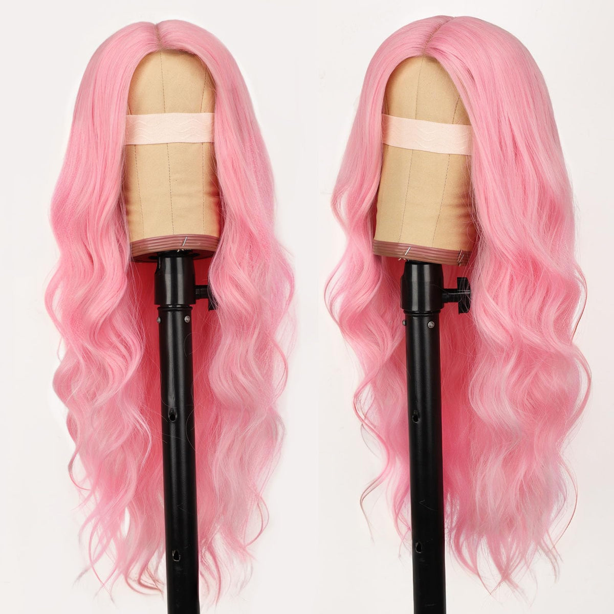 Détail de la ligne de cheveux en dentelle de la perruque rose