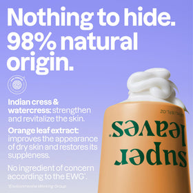 Détail de la lotion ATTITUDE avec ingrédients naturels en arrière-plan