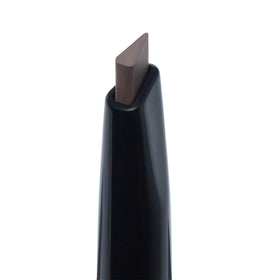 Détail de la mine triangulaire du crayon à sourcils