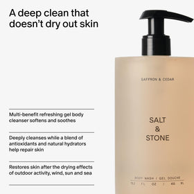 Détail de la mousse du gel douche Salt & Stone sur une éponge