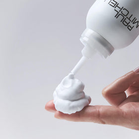 Détail de la mousse sculptante Paul Mitchell 100g sur une main