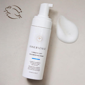 Détail de la mousse volumisante Innersense avec texture