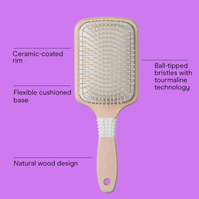 Détail de la poignée en bois de la brosse à cheveux Conair