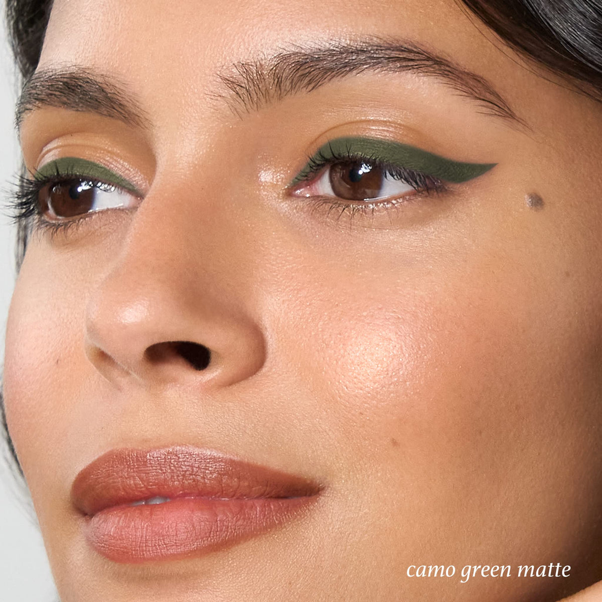 Détail de la texture crémeuse de l'eyeliner Julep