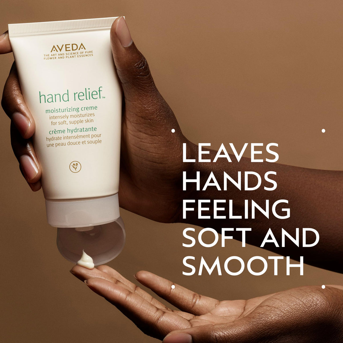 Détail de la texture de la crème Aveda sur une main