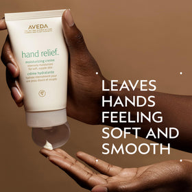 Détail de la texture de la crème Aveda sur une main