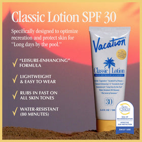 Détail de la texture de la crème solaire VACATION sur une main