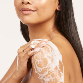 Détail de la texture du gel douche Olay avec mousse riche