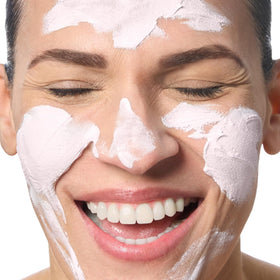 Détail de la texture du masque Bliss à la guimauve sur la peau