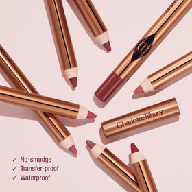 Détail de la texture veloutée du crayon à lèvres Charlotte Tilbury