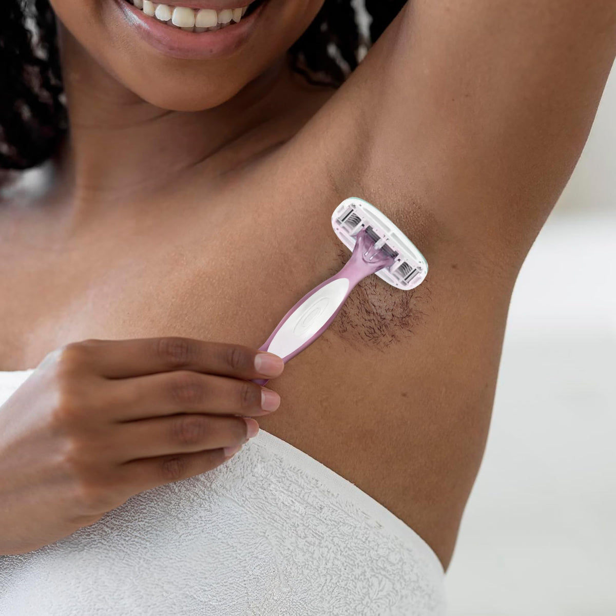 Détail des bandes hydratantes avec aloe sur un rasoir BIC Soleil 5