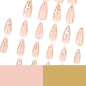 Détail des faux ongles amande dorés CTTHNBD