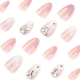 Détail des faux ongles CTTHNBD avec strass sur le design ombre