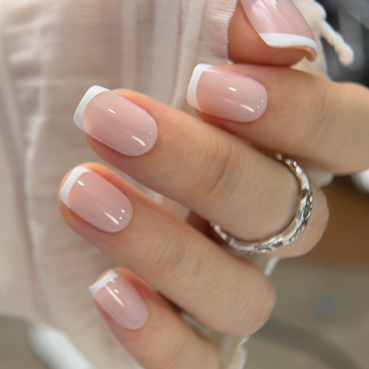 Détail des faux ongles CurvLife montrant la forme en amande