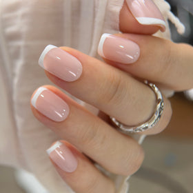 Détail des faux ongles CurvLife montrant la forme en amande