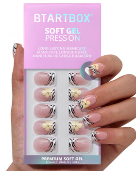 Détail des faux ongles press-on avec pointes fines