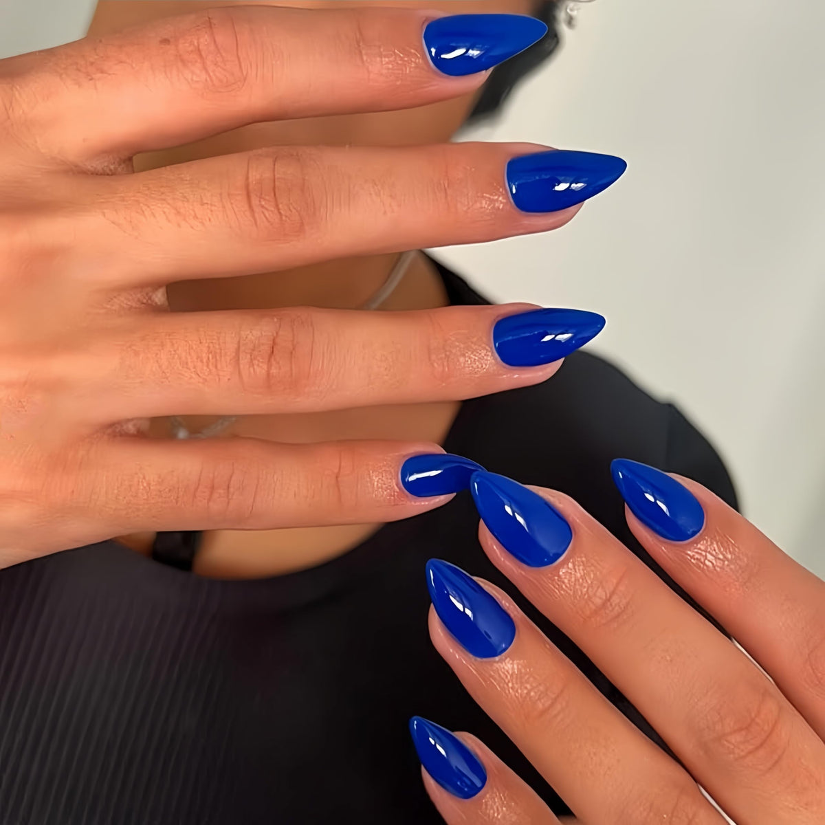 Détail des faux ongles press on KQueenest avec finition brillante