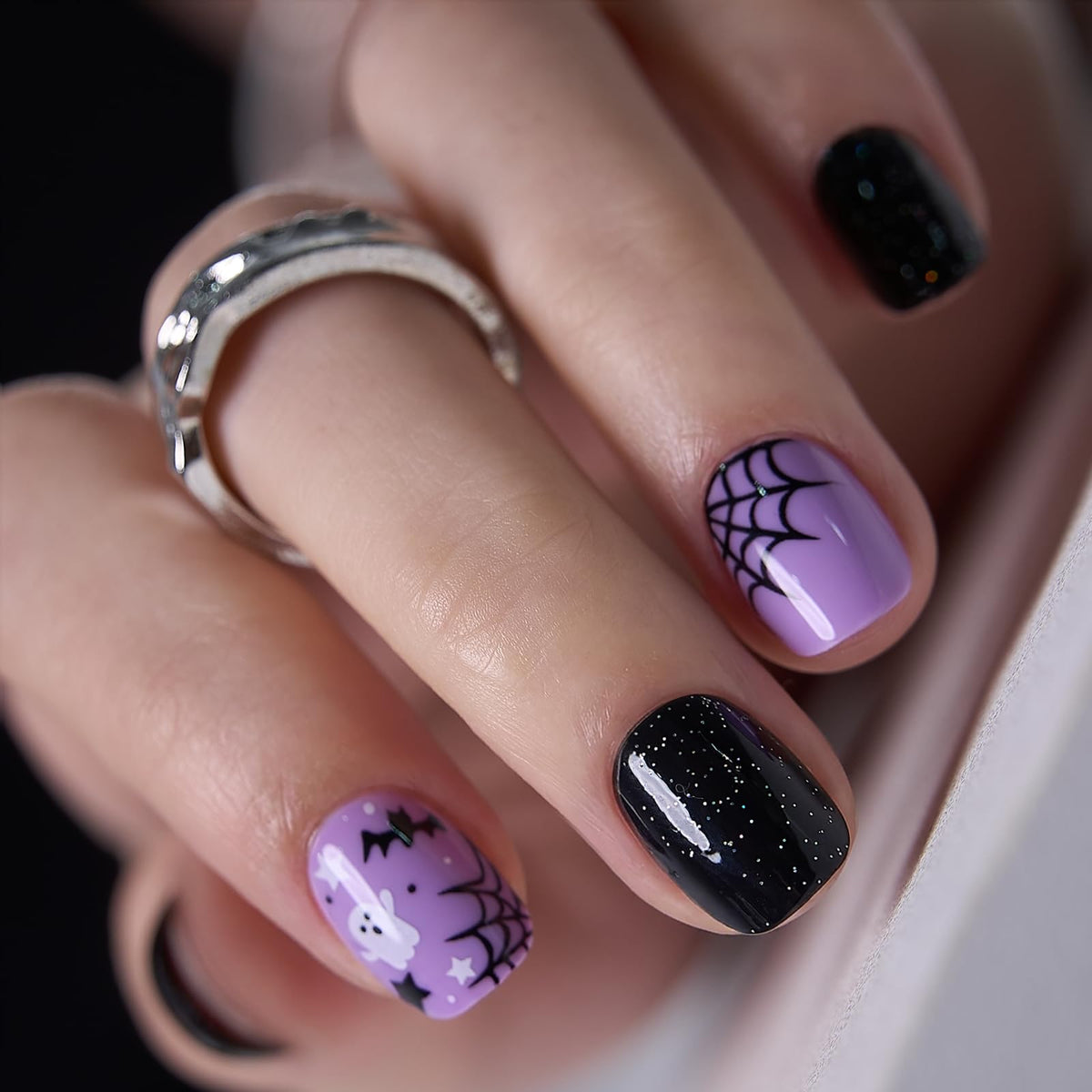 Détail des faux ongles pressés CurvLife montrant la texture du gel