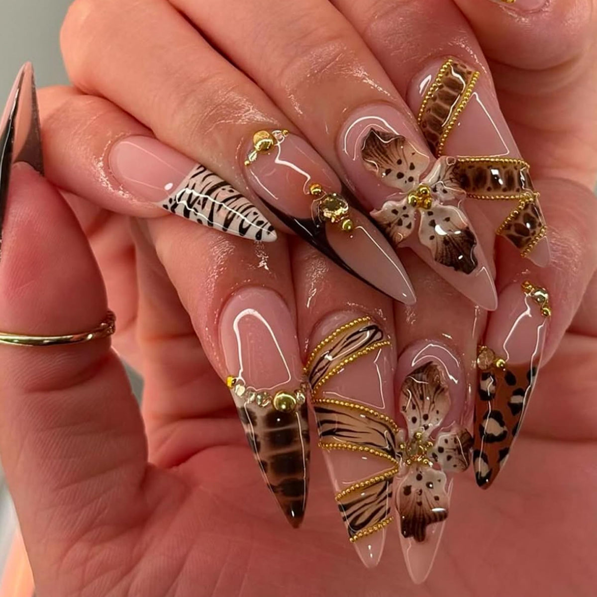 Détail des faux ongles SEENEEY avec design floral marron
