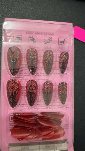 Détail des faux ongles SEENEEY montrant la flexibilité et le confort