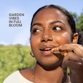 Détail des ingrédients naturels des baumes à lèvres Burt's Bees