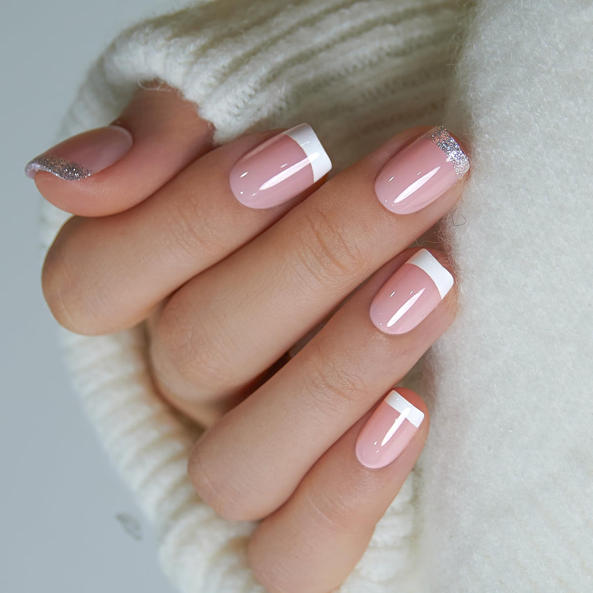Détail des Ongles Pressés CurvLife avec finition en Gel Rose Pailleté