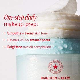 Détail des pads exfoliants First Aid Beauty sur une main