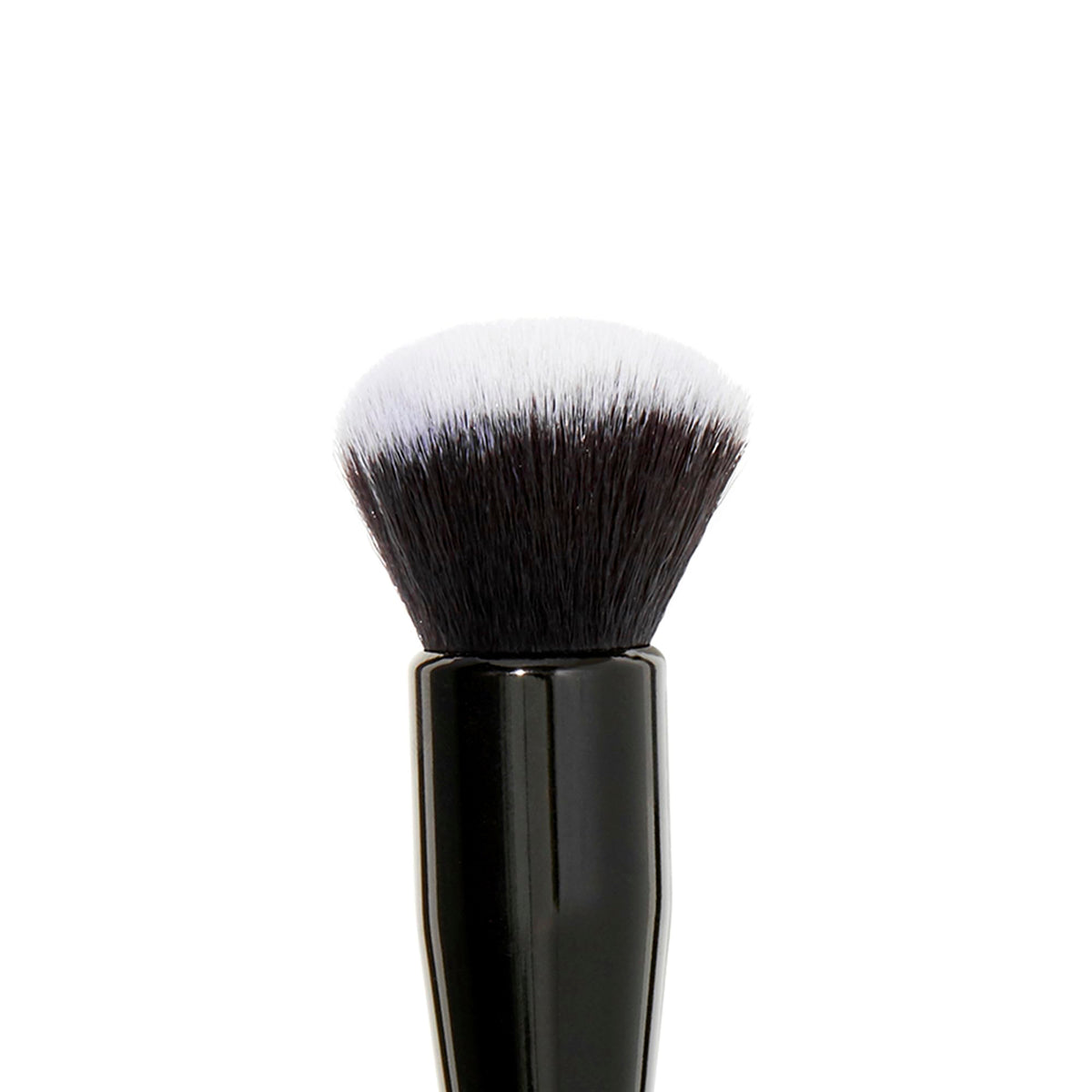 Détail des poils du pinceau de maquillage e.l.f. pour application précise