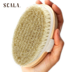 Détail des poils naturels de la brosse de corps Scala