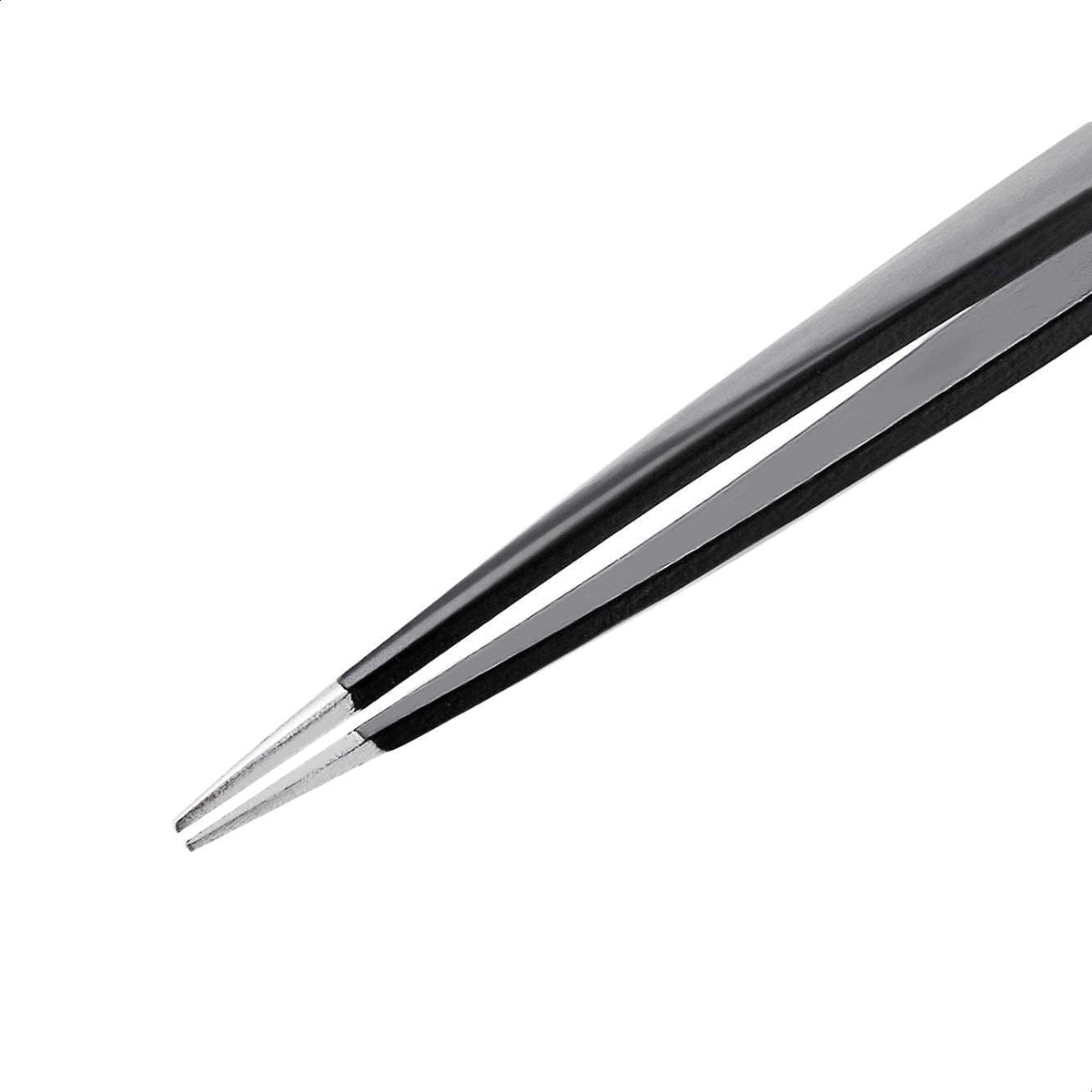 Détail des pointes des pinces à épiler Basics