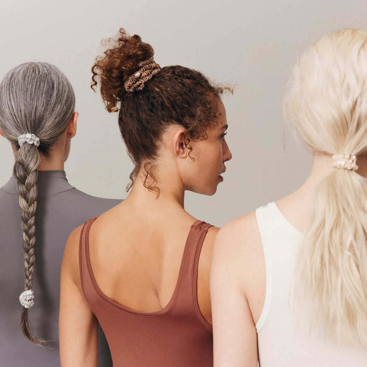 Détail des scrunchies en soie SLIP montrant la texture
